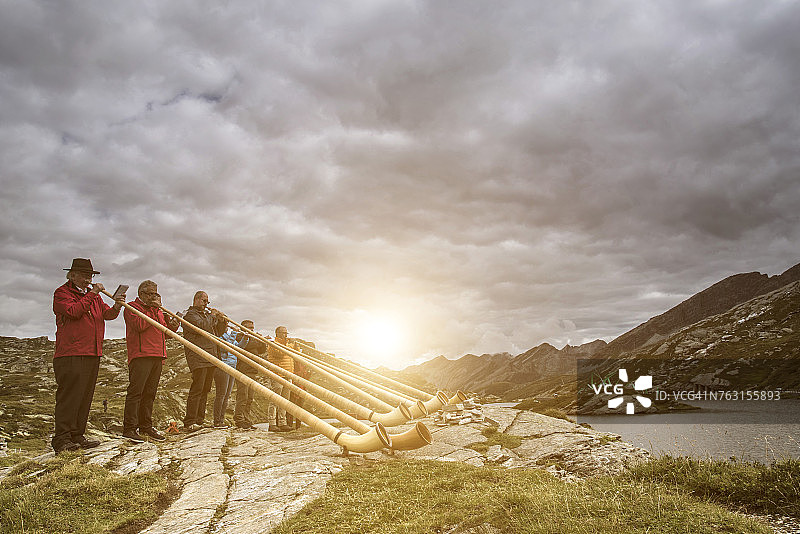 瑞士提契诺圣贝纳迪诺山区演奏阿尔卑斯长号的人们图片素材