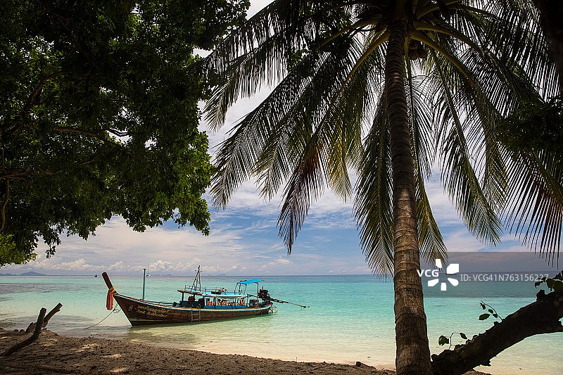 停泊在海滩边的长尾船，泰国Koh Rok Noi岛，亚洲图片素材