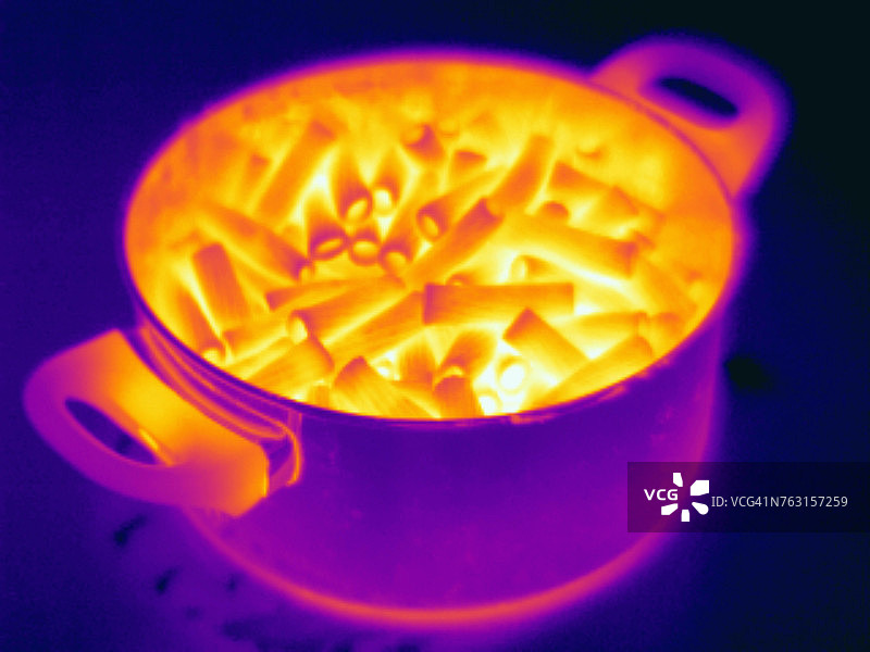 锅中煮意面图片素材