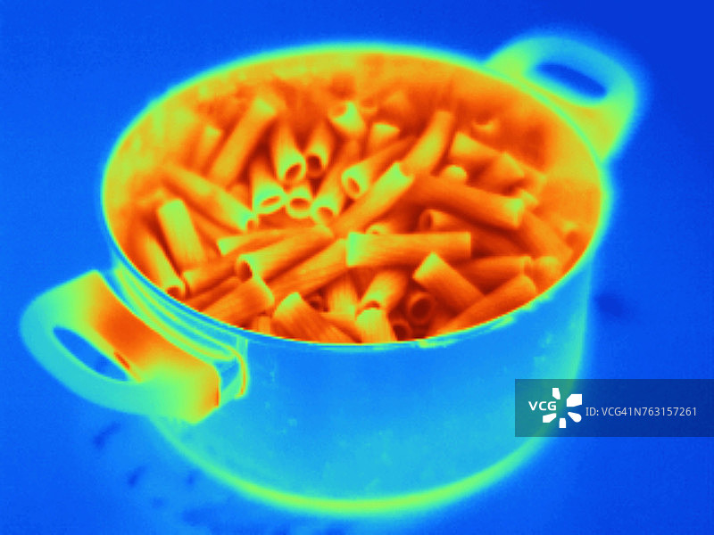 锅中煮意面图片素材