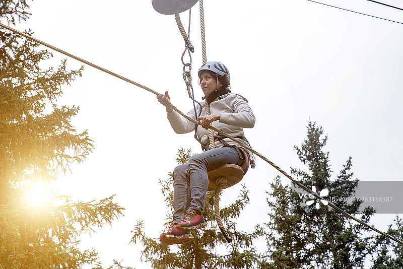 滑索上的女人图片素材