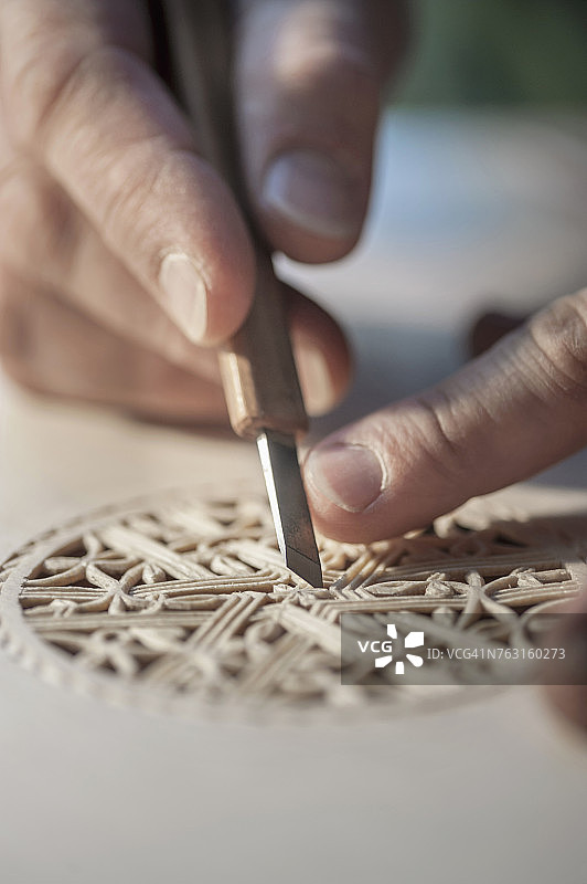 鲁特琴制造商用木头雕刻装饰品图片素材