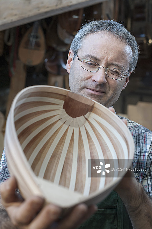 工匠在工作室制造琉特琴图片素材