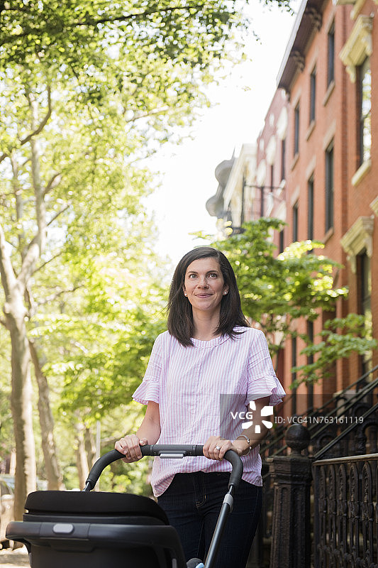 纽约布鲁克林街头推婴儿车的母亲图片素材