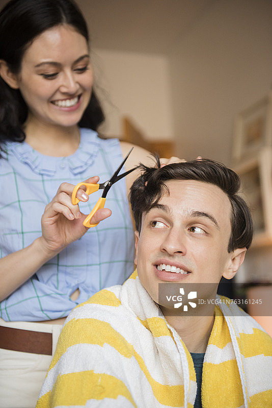 纽约布鲁克林，女友为男友理发图片素材