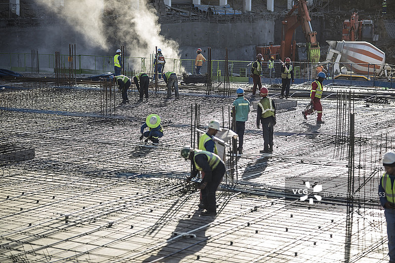 建筑工人铺设建筑物地基图片素材
