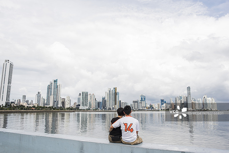 情侣坐在水边的背影，巴拿马城，巴拿马图片素材
