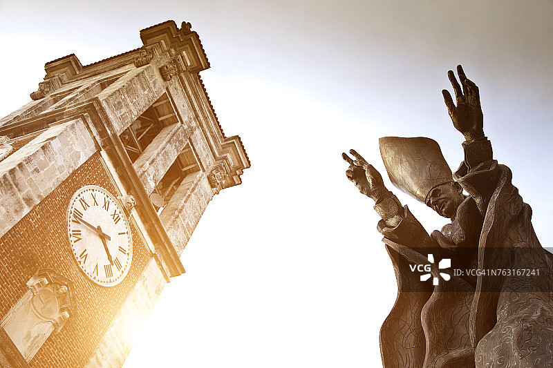 仰视钟楼和主教雕像，瓦雷泽，伦巴第，意大利，欧洲图片素材