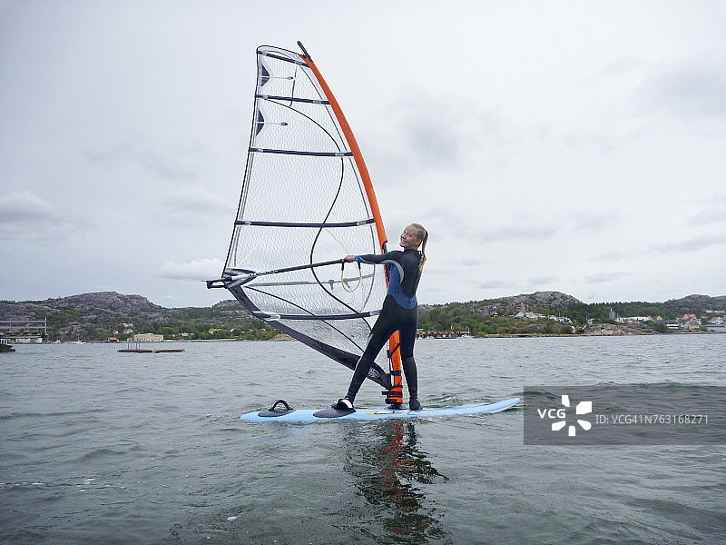 玩帆板的女人图片素材