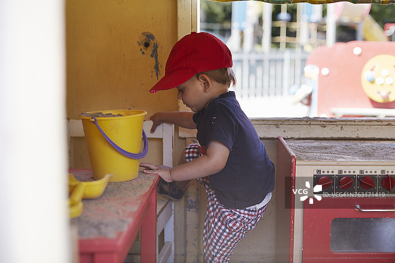 男孩在室内玩耍图片素材