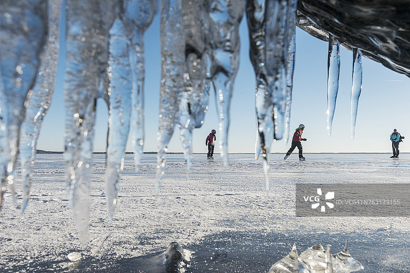 三个人在滑冰图片素材