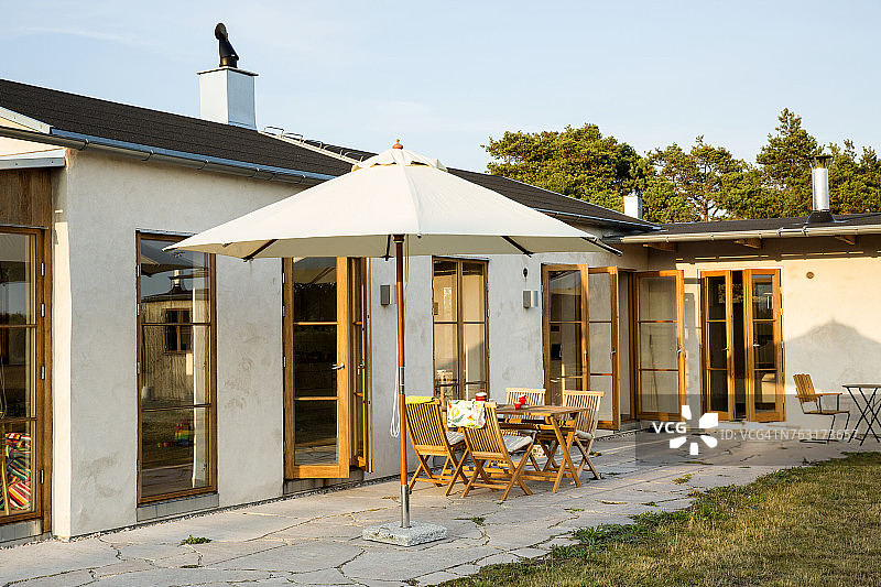 花园里的桌椅图片素材