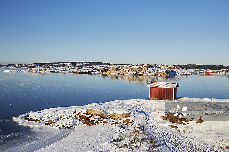 冬季湖泊与船屋图片素材
