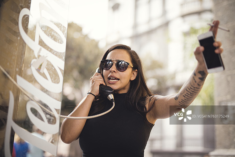 使用公用电话的女人图片素材