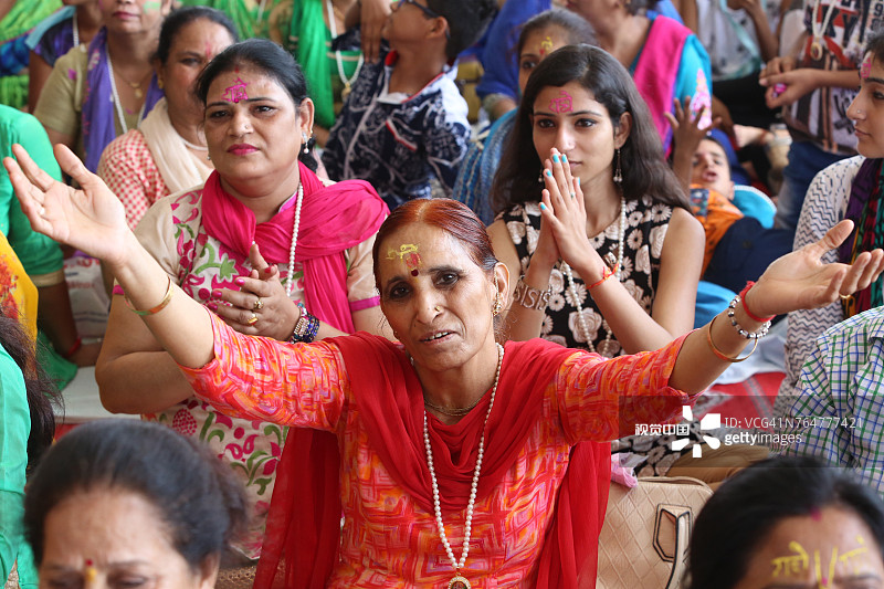 印度北方邦拉达·拉尼寺的祈祷和吟唱图片素材