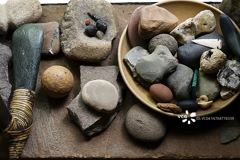 碗里的石头和传统工具图片素材