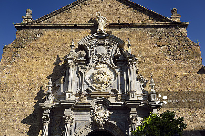 格拉纳达大学广场的圣尤斯图斯和牧师教堂与圣伊格纳修雕像图片素材