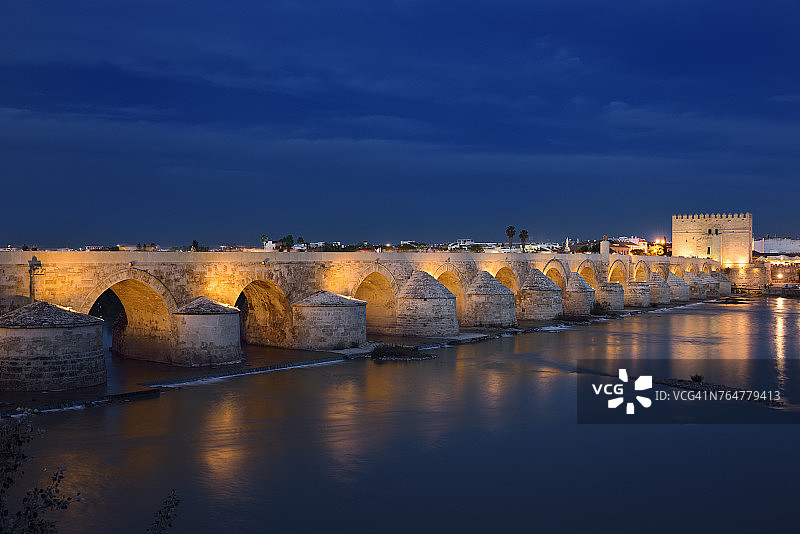 科尔多瓦，瓜达尔基维尔河上罗马桥和卡拉奥拉塔在黄昏时分的倒影图片素材
