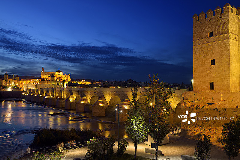 西班牙科尔多瓦罗马桥和卡拉奥拉塔夜景图片素材