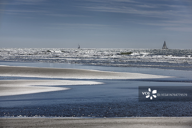 新瓦亚塔海滩沙洲与太平洋上的帆船图片素材