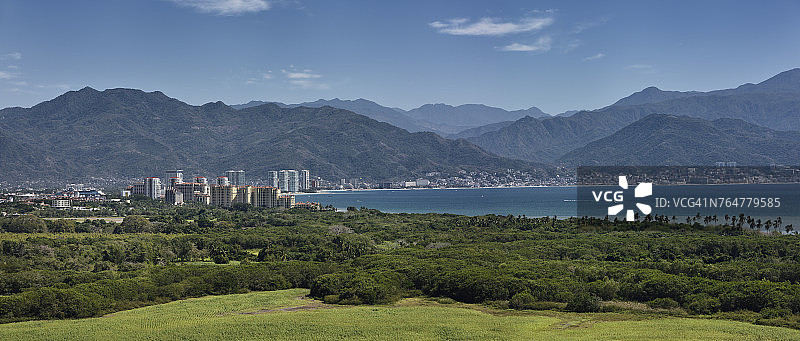 从新瓦拉塔拍摄的太平洋沿岸马德雷山脉的巴亚尔塔港全景图片素材