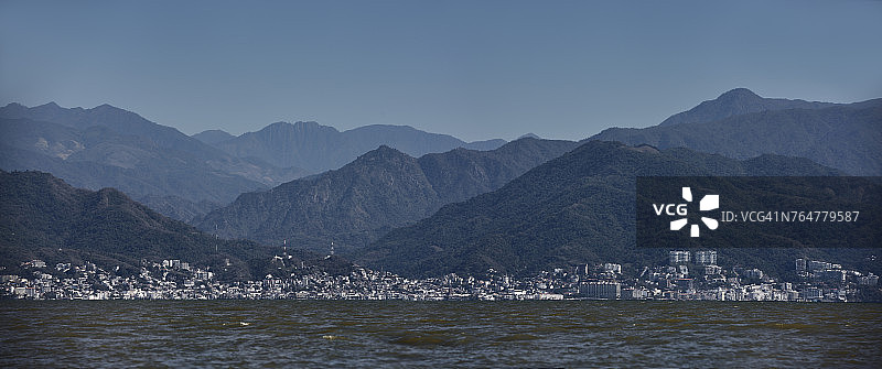 墨西哥巴亚尔塔港市中心与马德雷山脉全景图片素材