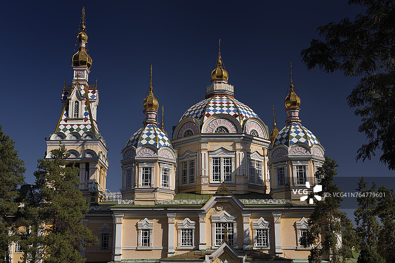 阿拉木图哈萨克斯坦的俄罗斯正教木制教堂，升天大教堂的圆顶和钟楼图片素材