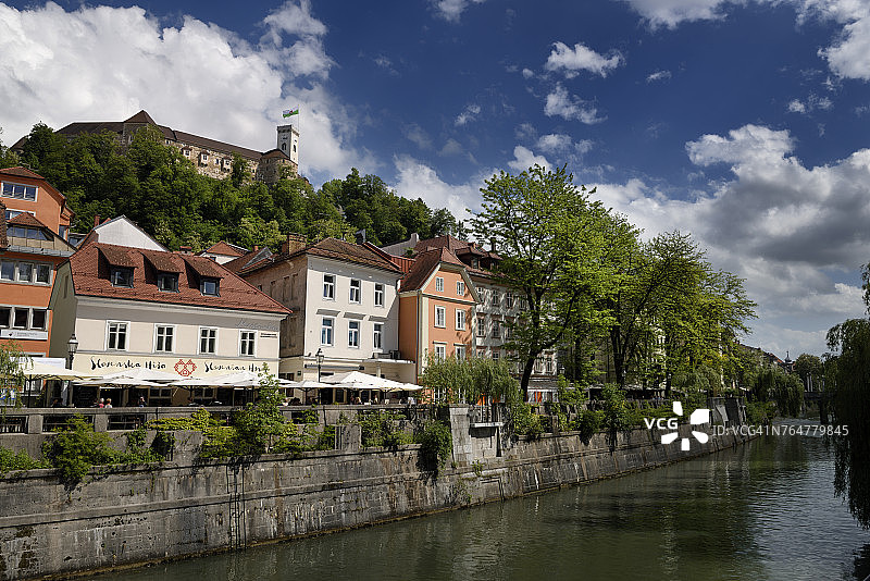 卢布尔雅尼察河畔历史建筑的明亮粉彩图片素材