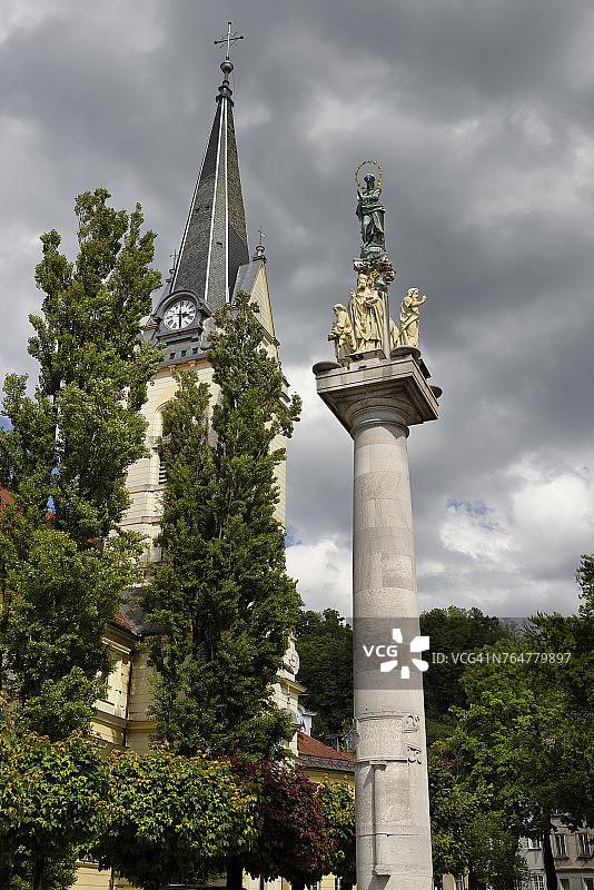 圣詹姆斯天主教堂的钟楼和时钟图片素材