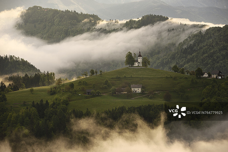 斯科菲耶洛什科山日出雾气与圣托马斯教堂特写图片素材