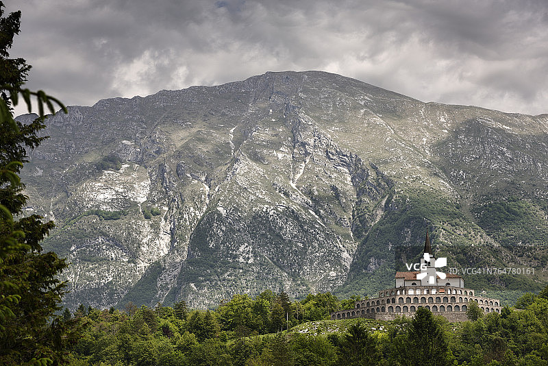 一战意大利士兵纪念公墓的圣安东尼雕像图片素材