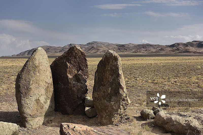 哈萨克斯坦阿爾金埃梅爾國家公園的神秘奧沙克塔斯三石柱图片素材