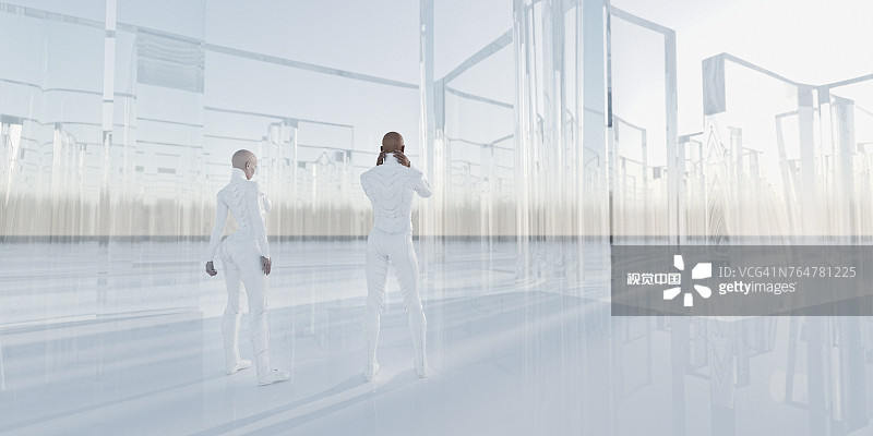 站在玻璃迷宫附近的人们图片素材