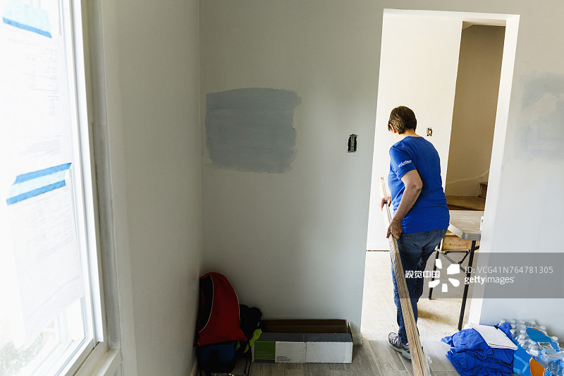 美洲原住民妇女扛着木梁图片素材