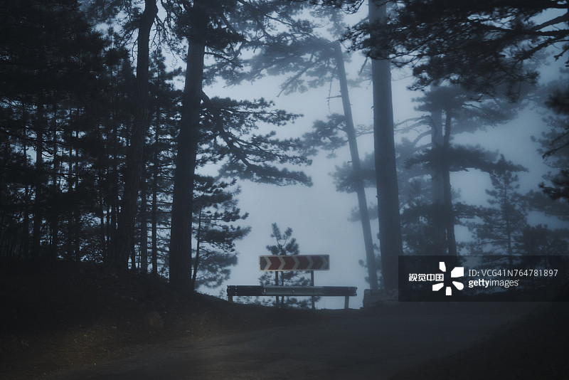 雾中的护栏图片素材