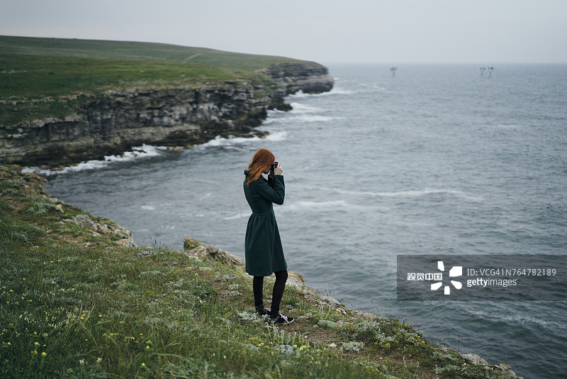 拍摄海洋的白人女子图片素材