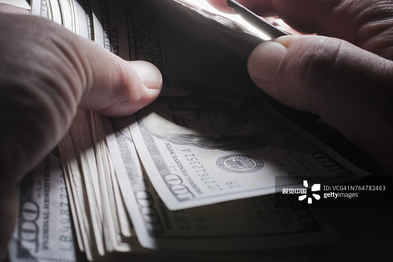 男人数钱的手图片素材