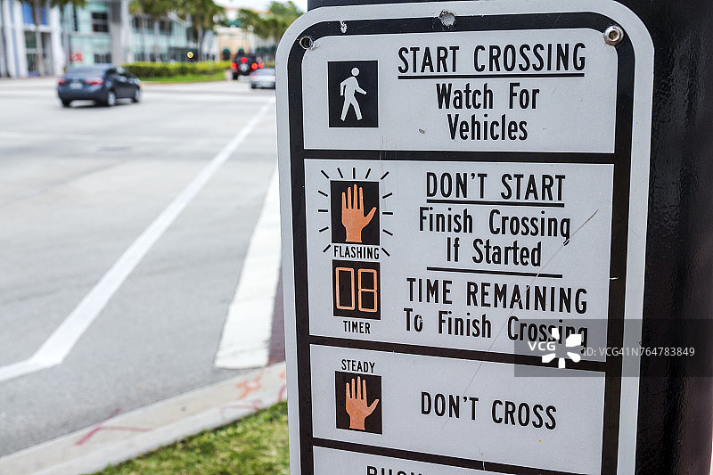 街道横穿警告标志图片素材