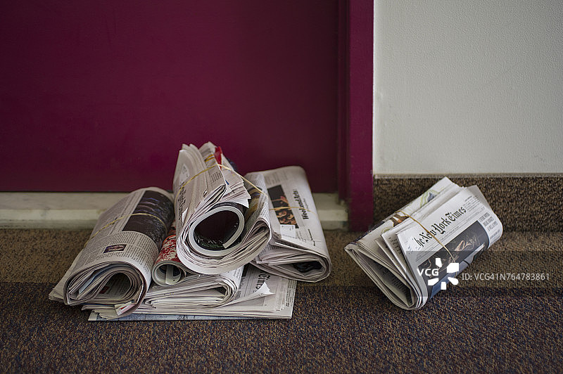 门阶上的报纸捆图片素材