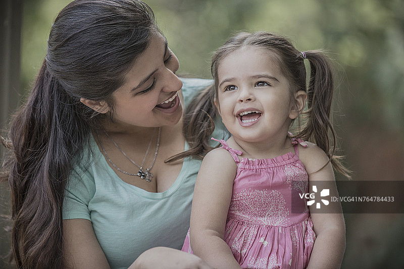 开怀大笑的西班牙裔母女图片素材