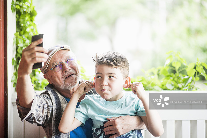 祖父在门廊与孙子自拍图片素材