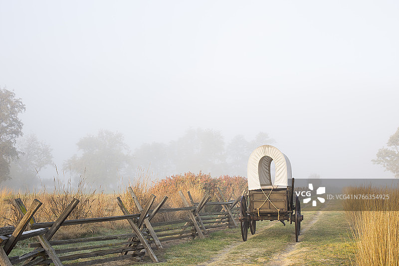 俄勒冈小径上的历史复制马车，位于华盛顿州惠特曼传教所国家历史遗址图片素材