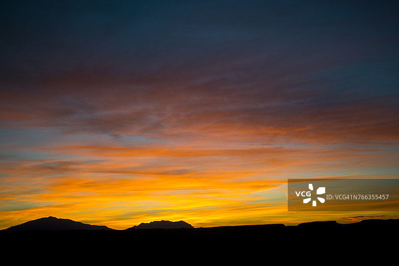 美国犹他州大升梯-埃斯卡兰特国家纪念地亨利山脉日出图片素材