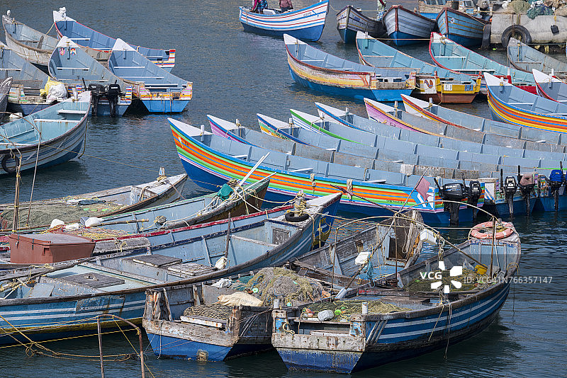 印度喀拉拉邦马拉巴尔海岸阿拉伯海沿岸维兰贾姆港口城市及港口内的传统木制渔船图片素材