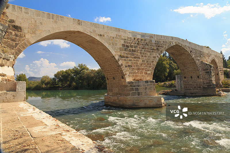 土耳其安塔利亚阿斯潘多斯，带有罗马桥的欧里迈敦河图片素材