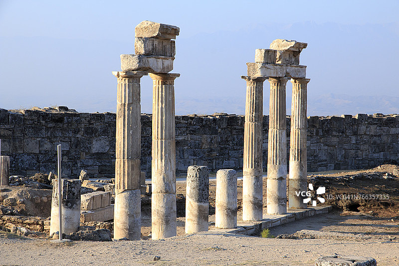 希拉波利斯遗址：由帕加马国王欧迈尼斯二世公元前190年建立，发展成为罗马温泉浴中心，位于土耳其代尼兹利省棉花堡门德雷斯河谷图片素材