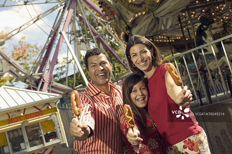 父母和女儿在游乐园里吃饭图片素材