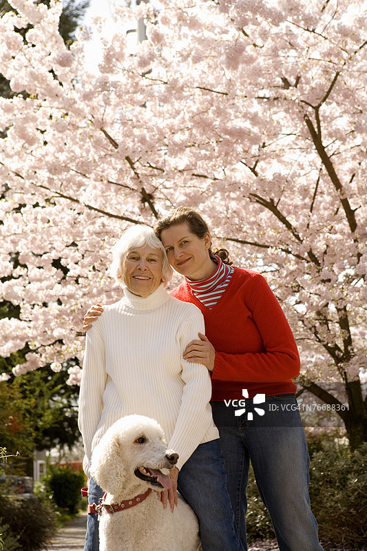 与母亲和狗的女性肖像图片素材