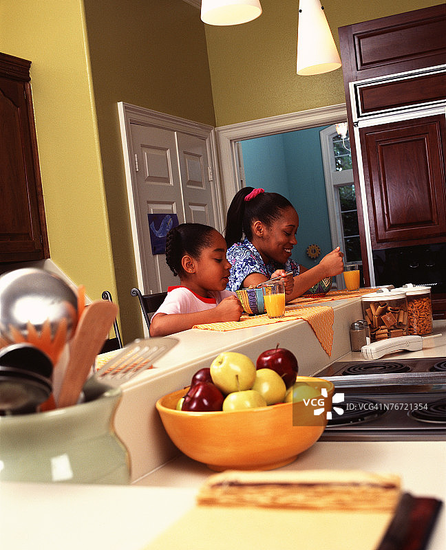 姐妹们一起用餐图片素材