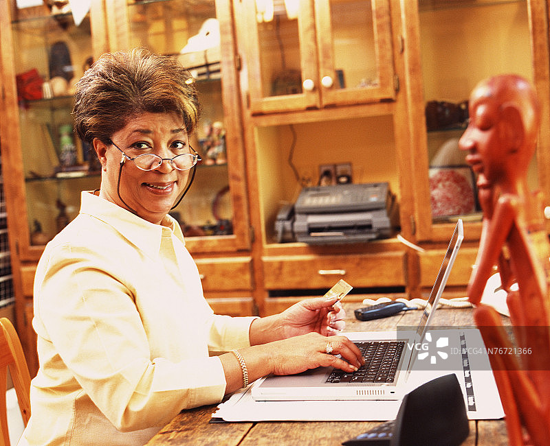 网上购物的女人图片素材